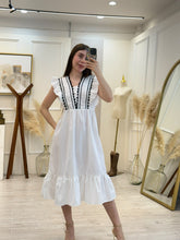 Cargar imagen en el visor de la galería, CITLALI - Maxi vestido blanco detalles negros
