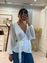 Cargar imagen en el visor de la galería, TABITHA - Blusa blanca manga larga
