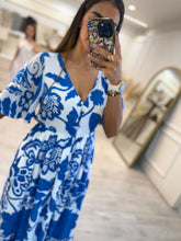 Cargar imagen en el visor de la galería, ANFITRITE – Maxi vestido blanco con flores azules