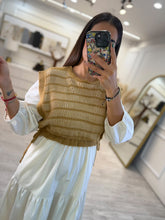 Cargar imagen en el visor de la galería, ENIO – Maxi vestido crema con chaleco tejido camel