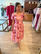 Cargar imagen en el visor de la galería, ESME - Maxi vestido rosa estampado