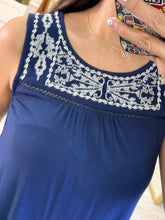 Cargar imagen en el visor de la galería, YOLIS - Blusa azul marino sin mangas detalle bordado