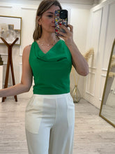 Cargar imagen en el visor de la galería, WISH - Blusa verde sin mangas