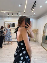 Cargar imagen en el visor de la galería, FILIPPA - Maxi vestido negro polka dots