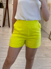Cargar imagen en el visor de la galería, SURI - Short amarillo.