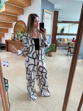 Cargar imagen en el visor de la galería, CAMRYN - Set blusa y pantalón blanco con negro