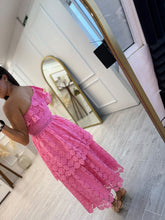 Cargar imagen en el visor de la galería, ANTEA – Maxi vestido rosa de encaje con olán al hombro