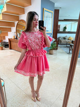 Cargar imagen en el visor de la galería, CHIARA - Vestido corto coral con detalles bordados