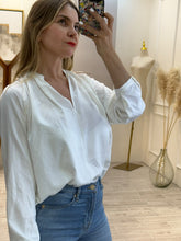 Cargar imagen en el visor de la galería, BLANCA – Blusa blanca de manga larga con escote en V