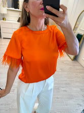 Cargar imagen en el visor de la galería, JOANA - Blusa naranja con plumas