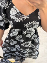 Cargar imagen en el visor de la galería, YADIRA - Maxi vestido negro estampado