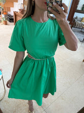 Cargar imagen en el visor de la galería, CAMELIA - Vestido corto verde con aberturas en cintura