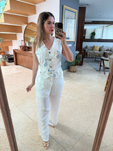 Cargar imagen en el visor de la galería, CONSTANZA - Set pantalon y chaleco blanco con toques azules