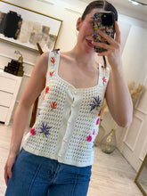 Cargar imagen en el visor de la galería, LUCERO - Blusa tejida flores