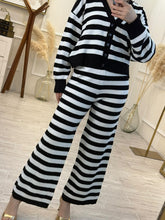 Cargar imagen en el visor de la galería, FÁTIMA – Set cardigan y pantalón tejido a rayas negro y blanco