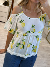 Cargar imagen en el visor de la galería, VALQUIRIA - Blusa blanca tirantes estampado limones