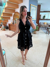 Cargar imagen en el visor de la galería, LEONELLA - Vestido corto negro