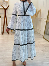 Cargar imagen en el visor de la galería, OCTAVIA - Maxi vestido blanco estampado negro