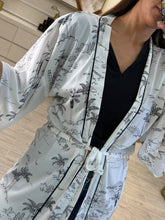 Cargar imagen en el visor de la galería, RHEA – Kimono salida blanco con estampado de palmeras