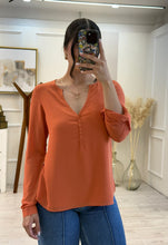 Cargar imagen en el visor de la galería, TALLULLAH - Blusa ocre