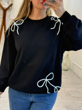 Cargar imagen en el visor de la galería, CAROLA - Sudadera negra moños