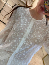 Cargar imagen en el visor de la galería, ARIADNE - Set blusa y short blanco