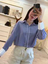 Cargar imagen en el visor de la galería, RAVEN - Blusa azul con blanco