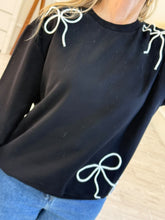 Cargar imagen en el visor de la galería, CAROLA - Sudadera negra moños