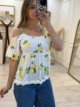 Cargar imagen en el visor de la galería, VALQUIRIA - Blusa blanca tirantes estampado limones