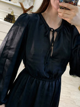 Cargar imagen en el visor de la galería, NOX – Maxi vestido negro satinado de manga larga