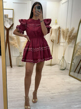Cargar imagen en el visor de la galería, CORONIS – Vestido corto vino con olanes ribeteados