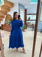 Cargar imagen en el visor de la galería, ENOLA - Maxi vestido azul estampado
