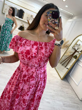 Cargar imagen en el visor de la galería, AFRODITA – Maxi vestido rosa con flores rojas y hombros descubiertos
