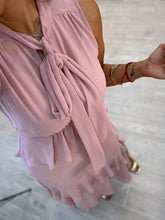 Cargar imagen en el visor de la galería, ANDRÓMEDA – Maxi vestido rosa palo de gasa con lazo