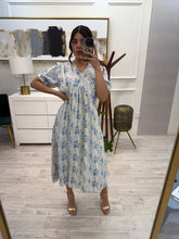 Cargar imagen en el visor de la galería, MAYRA - Vestido midi estampado azul claro