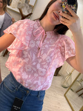 Cargar imagen en el visor de la galería, MARCELA - Blusa rosa estampada