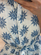 Cargar imagen en el visor de la galería, MAVIS - Vestido corto blanco con azul