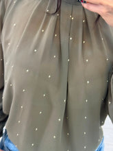 Cargar imagen en el visor de la galería, INGRID - Blusa olivo con apliques