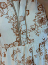Cargar imagen en el visor de la galería, FLORINDA - Vestido corto estampado blanco con café