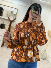 Cargar imagen en el visor de la galería, MARGARITA - Blusa terracota estampado floral