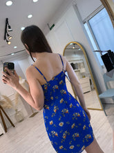 Cargar imagen en el visor de la galería, KILLIAN - Vestido corto azul rey estampado con tirantes