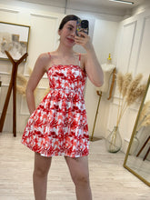 Cargar imagen en el visor de la galería, NEREA – Vestido corto blanco con estampado tropical rojo