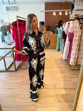 Cargar imagen en el visor de la galería, MELANIE - Set blusa y pantalon negro estampado
