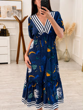 Cargar imagen en el visor de la galería, KARIME - Maxi vestido azul marino estampado