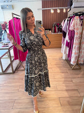 Cargar imagen en el visor de la galería, AUDRA - Maxi vestido negro estampado