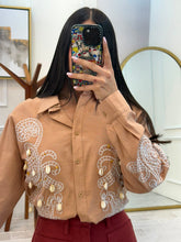 Cargar imagen en el visor de la galería, CALLIOPE - Camisa con bordado y apliques