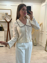 Cargar imagen en el visor de la galería, ELENA - Blusa beige con detalles negros