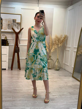 Cargar imagen en el visor de la galería, SANDRA - Vestido midi verde floral