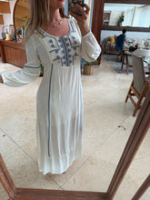 Cargar imagen en el visor de la galería, ALESSA - Maxi vestido blanco detalles azules