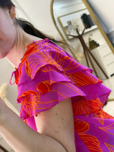 Cargar imagen en el visor de la galería, NIOBE – Blusa fucsia con flores naranjas y mangas de olán